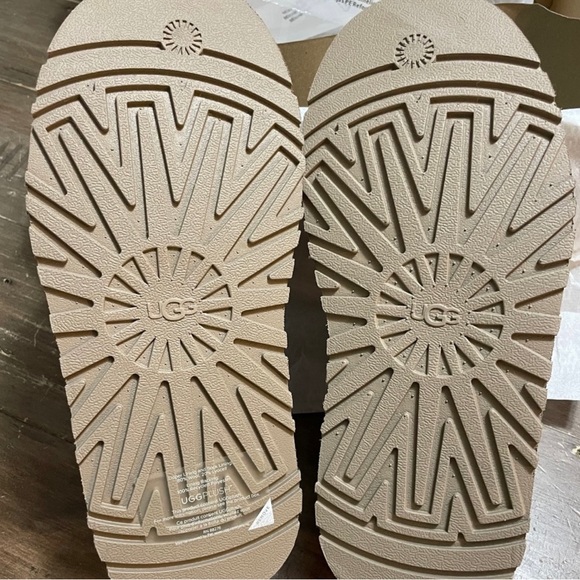 UGG Platform Slip On - Picture 3 of 5